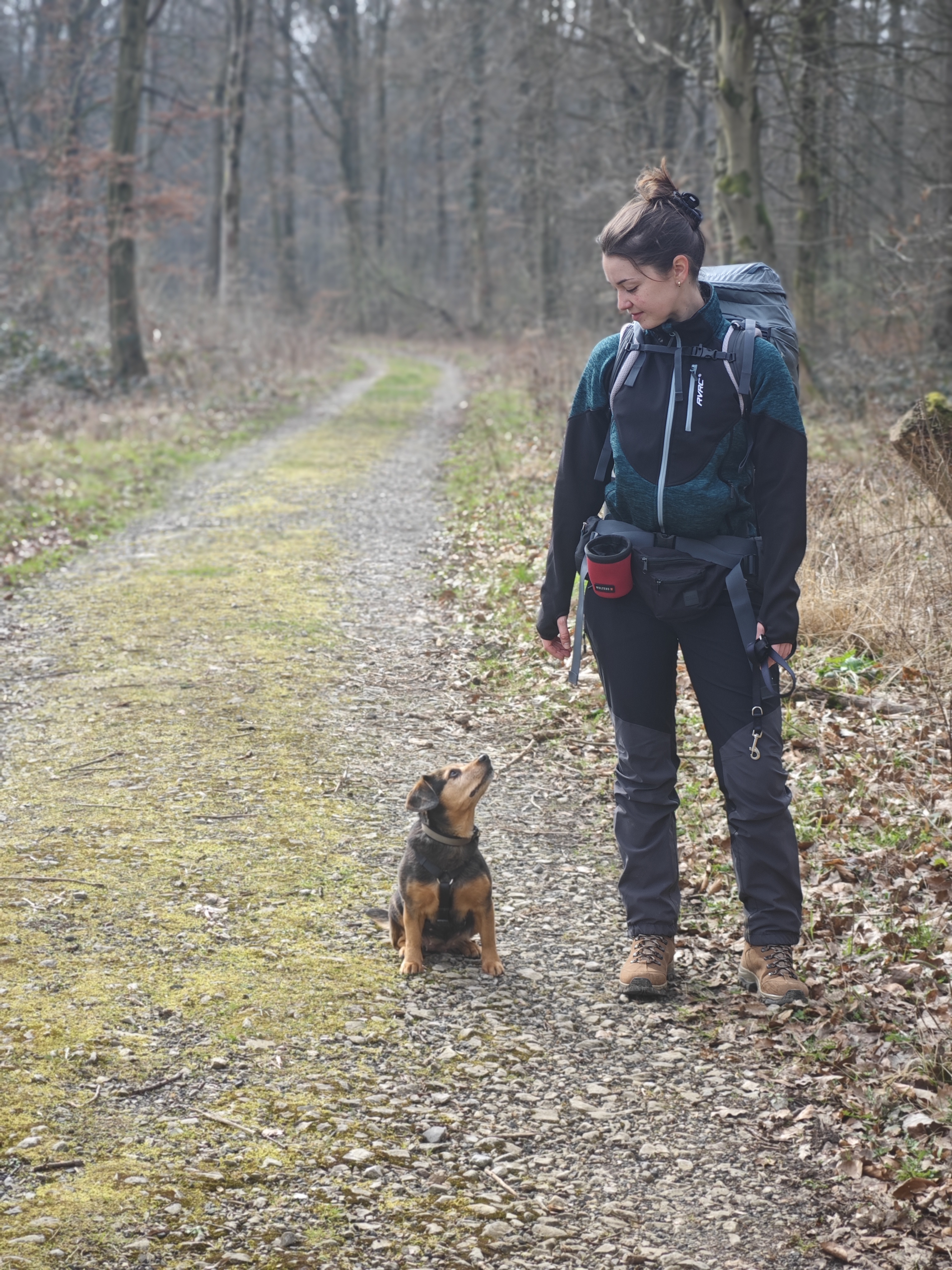 Nele Kristin Philipp mit Hund im Wald